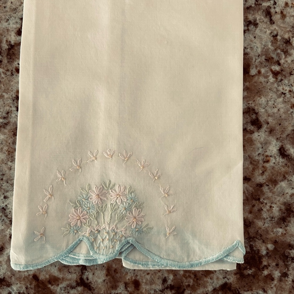 2 vintage hand embroidered small pillow cases - Picture 2 of 9
